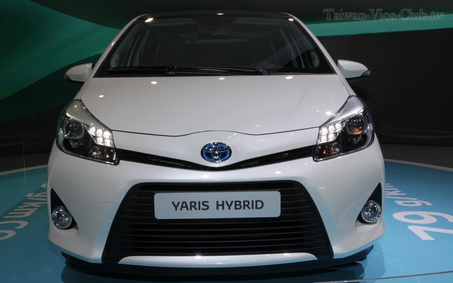 toyota-yaris-hybrid-front-view.jpg